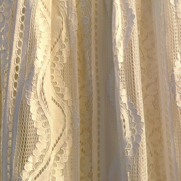 White lace skirt - Picture 2 of 7